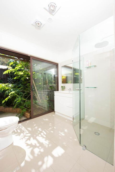 A Suite Spot In The Hills - Redcliffe Tourism 6