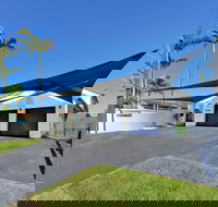 Mermaid Island Beach House - Redcliffe Tourism