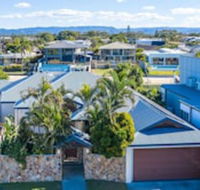 Maureen Waterfront Beach House - Redcliffe Tourism