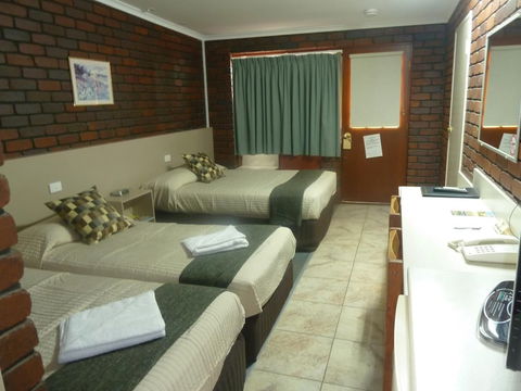 Pioneer Lodge Motel - Redcliffe Tourism 1