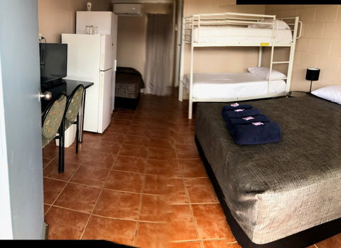 Childers Budget Accommodation - Redcliffe Tourism 4