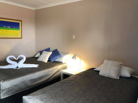 Childers Budget Accommodation - Redcliffe Tourism 6