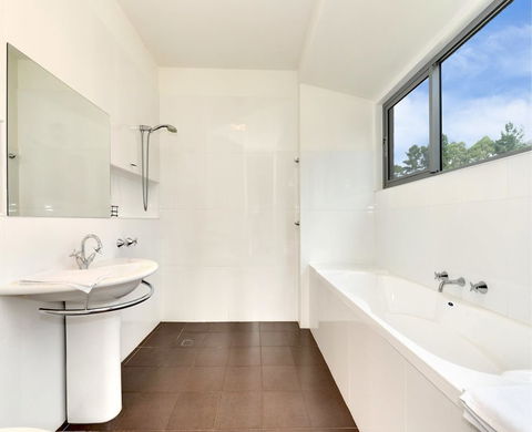 Cloudy Bay Lagoon Estate - Redcliffe Tourism 5