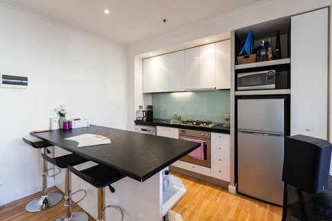 CLAUDE, 2BDR Melbourne Apartment - Redcliffe Tourism 3