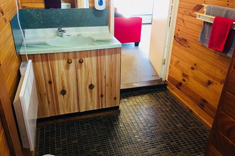 Anglers Reach Lakeside Village - Redcliffe Tourism 1