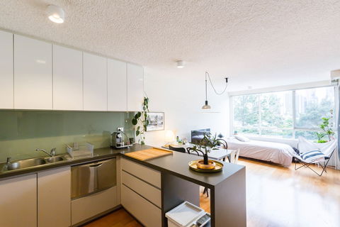 ISAAC, 1BDR South Melbourne Apartment - Redcliffe Tourism 1