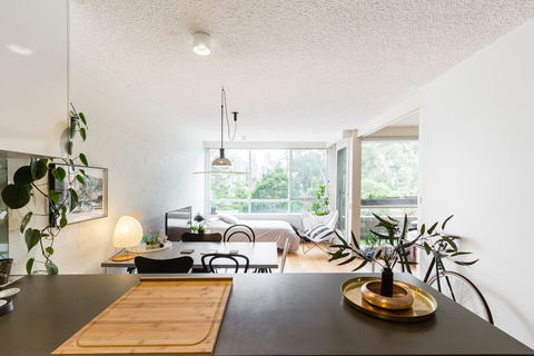 ISAAC, 1BDR South Melbourne Apartment - Redcliffe Tourism 2