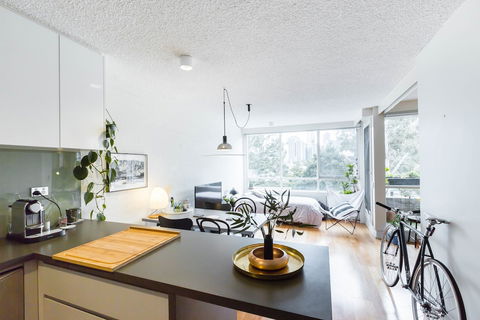 ISAAC, 1BDR South Melbourne Apartment - Redcliffe Tourism 4