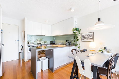 ISAAC, 1BDR South Melbourne Apartment - Redcliffe Tourism 5