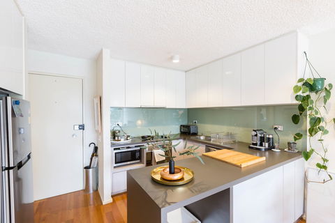ISAAC, 1BDR South Melbourne Apartment - Redcliffe Tourism 3