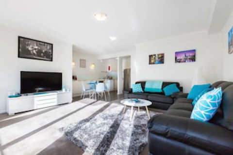 AMAL, 1BDR North Melbourne Apartment - Redcliffe Tourism 0