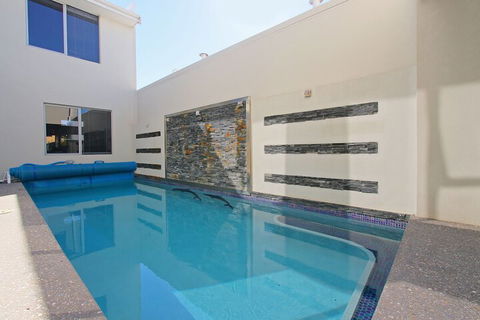 Ambar Villa - Redcliffe Tourism 5