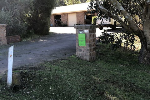 Farmhouse Flat Pet Friendly - Redcliffe Tourism 3