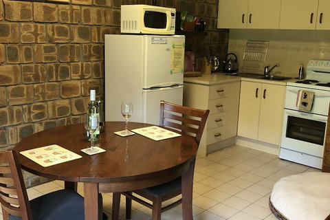 Farmhouse Flat Pet Friendly - Redcliffe Tourism 6