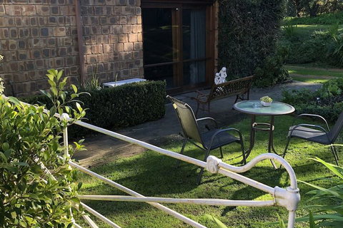 Farmhouse Flat Pet Friendly - Redcliffe Tourism 1