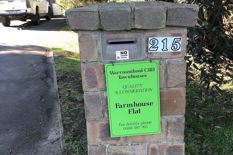 Farmhouse Flat Pet Friendly - Redcliffe Tourism 5