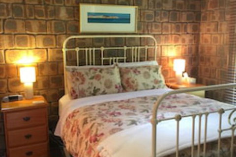 Farmhouse Flat Pet Friendly - Redcliffe Tourism 0