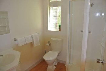 Apple Blossom Retreat - Redcliffe Tourism 6