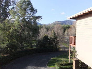 Apple Blossom Retreat - Redcliffe Tourism 0