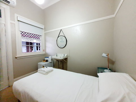 Royal Hotel West Wyalong - Redcliffe Tourism 6