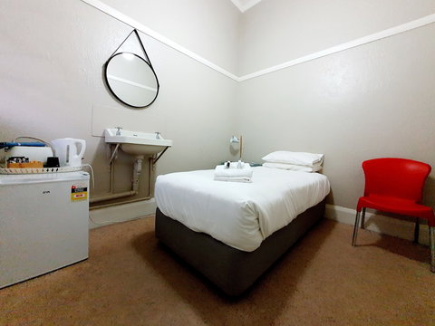 Royal Hotel West Wyalong - Redcliffe Tourism 4