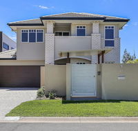 Links on Main River - Redcliffe Tourism