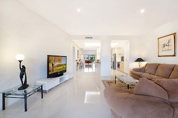 Midori Villa 1 - Redcliffe Tourism 0