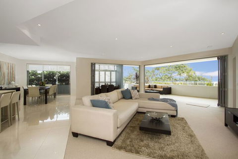 KINGSCLIFF OCEAN VIEW TERRACE By THE FIGTREE 5 - Redcliffe Tourism 2