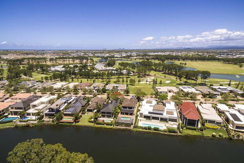 Escape At The Cove - Redcliffe Tourism 3