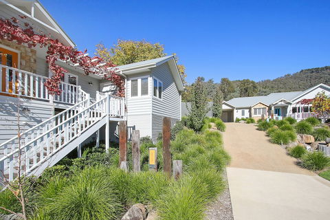 Autumn Home - Our Place At Bright - Redcliffe Tourism 1