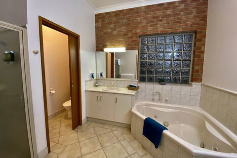 Coastal Waters Motor Inn - Redcliffe Tourism 7
