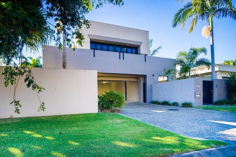 Indulgence On Bay Four - Redcliffe Tourism 3