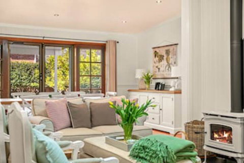 Frangipani House - Redcliffe Tourism 0