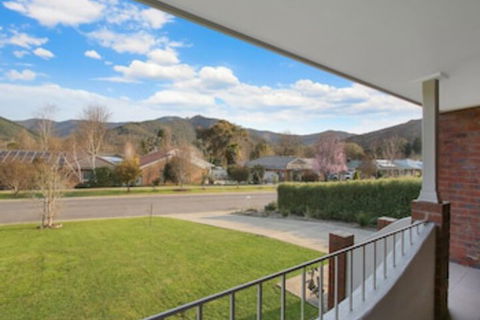 Abbey Rose - Bright, VIC - Redcliffe Tourism 0