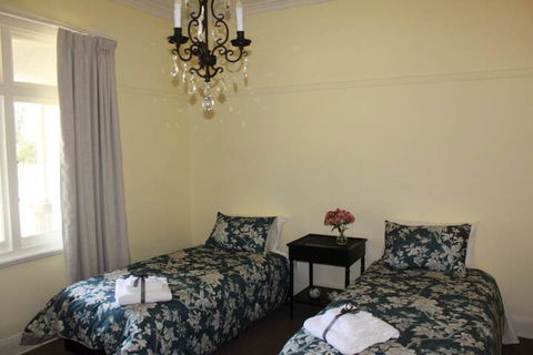 River Front Estate - Redcliffe Tourism 5