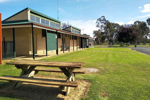 Holbrook Motor Village - Redcliffe Tourism 1