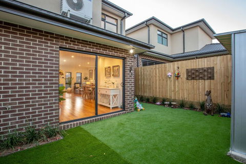 AUJOY 3 Bed Townhouse Burwood 3 - Redcliffe Tourism 6