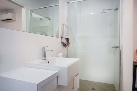 Albury Yalandra Apartment 1 - Redcliffe Tourism 3
