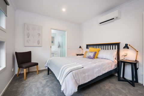 Albury Yalandra Apartment 1 - Redcliffe Tourism 2