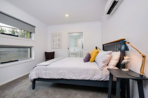 Albury Yalandra Apartment 1 - Redcliffe Tourism 6