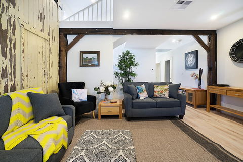 Accommodation Hunter - James St Morpeth - Redcliffe Tourism 3