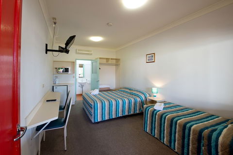 Lamington Hotel Motel - Redcliffe Tourism 2