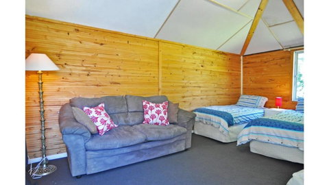 MY Fair Lady External Bathroom PET Friendly - Redcliffe Tourism 3