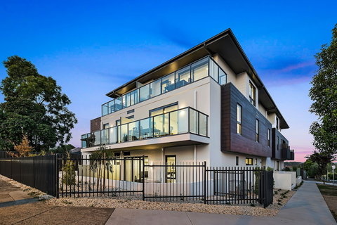 Manhattan Apartments - Notting Hill - Redcliffe Tourism 1