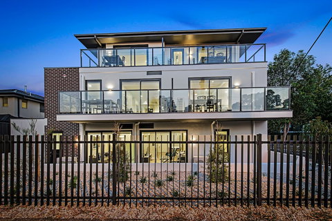 Manhattan Apartments - Notting Hill - Redcliffe Tourism 0