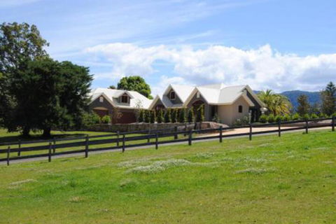 Colorado Beauty Nestled In The Heart Of Bonville - Redcliffe Tourism 3