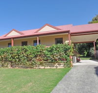 Beilby Beach Cottage Free Wifi  Foxtel PET Friendly - Redcliffe Tourism