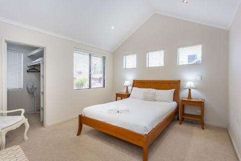 Coode Street Townhouse - Redcliffe Tourism 5