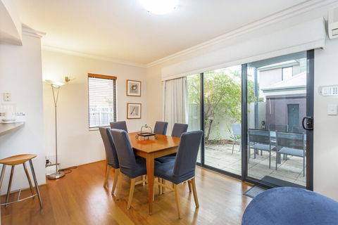 Coode Street Townhouse - Redcliffe Tourism 6