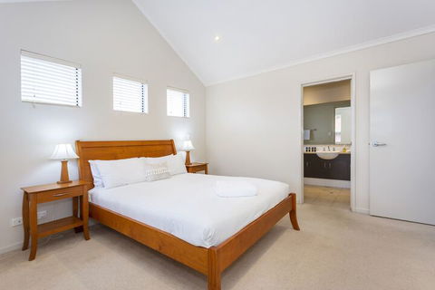Coode Street Townhouse - Redcliffe Tourism 1